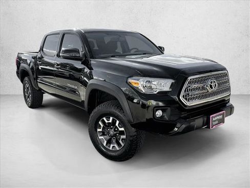 Used 2017 Toyota Tacoma TRD Off-Road w/ Premium & Technology Package image 3