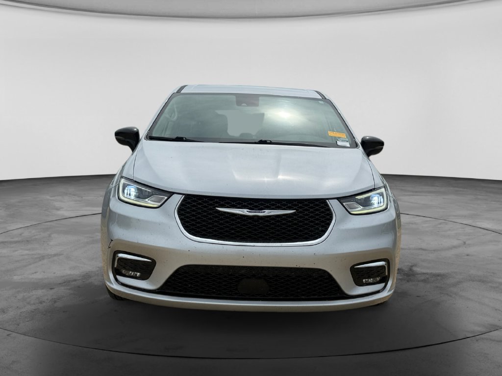 Used 2024 Chrysler Pacifica Touring-L FWD image 3