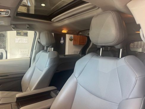 Used 2021 Toyota Sienna XLE image 5