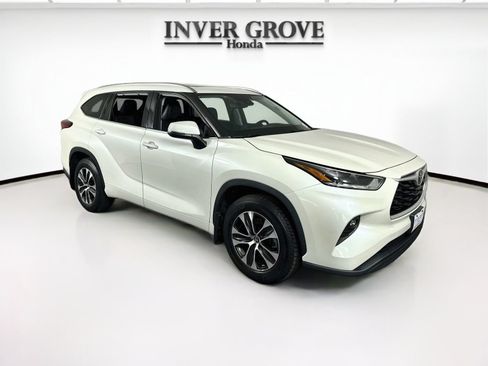 Used 2021 Toyota Highlander XLE AWD/4WD image 3