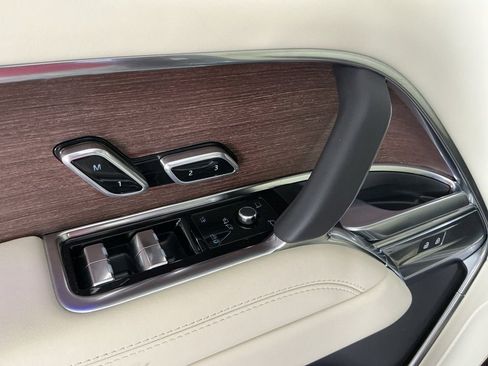 Used 2025 Land Rover Range Rover SE image 17