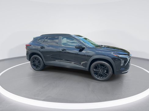 Used 2025 Chevrolet Trax LT w/ LT Convenience Package FWD image 2