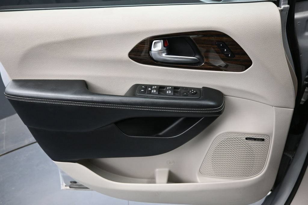 Used 2022 Chrysler Pacifica Limited AWD/4WD image 16