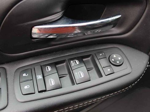 Used 2017 Dodge Grand Caravan SXT w/ Driver Convenience Group image 11