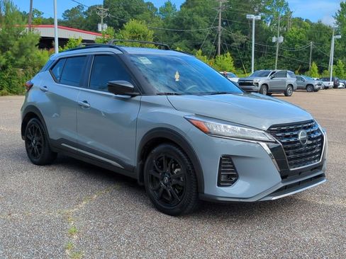 Used 2021 Nissan Kicks SR w/ SR Premium Package FWD image 3