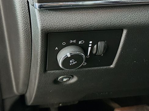 Used 2017 Jeep Grand Cherokee Limited w/ Trailer Tow Group IV AWD/4WD image 17