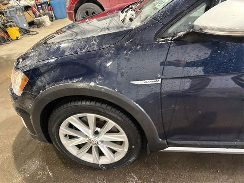Used 2017 Volkswagen Golf Alltrack image 10