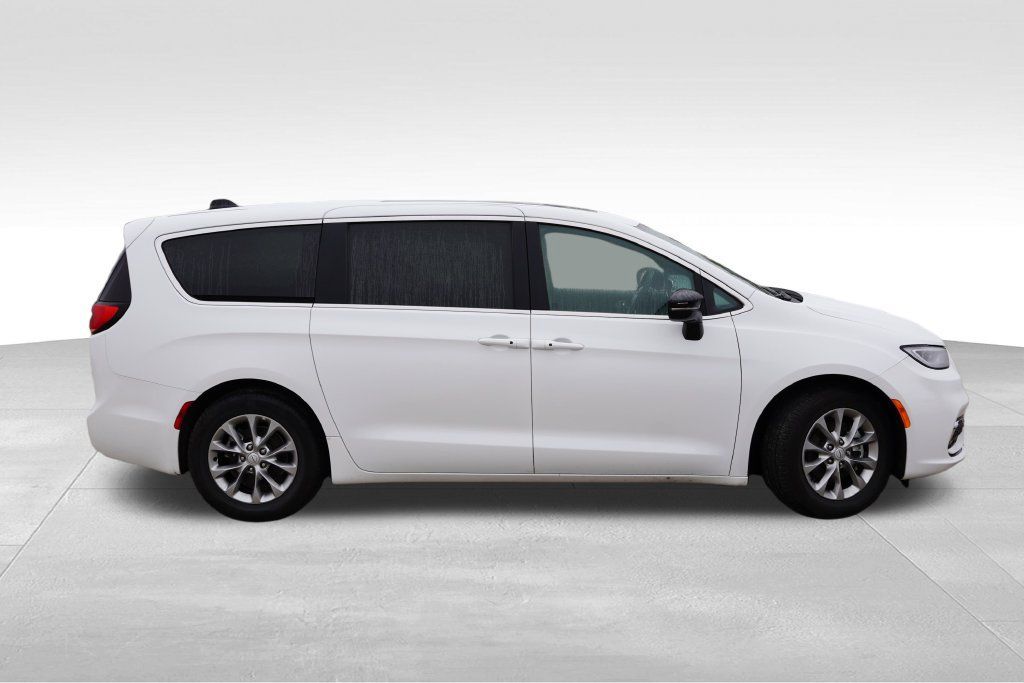 Certified 2026 Chrysler Pacifica Limited FWD image 3