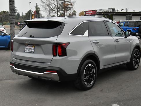 Used 2025 Kia Sorento S image 8