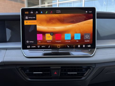 Used 2025 Volkswagen Tiguan SE w/ Panoramic Sunroof Package AWD/4WD image 23