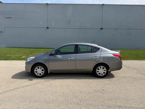 Used 2014 Nissan Versa SV FWD image 4
