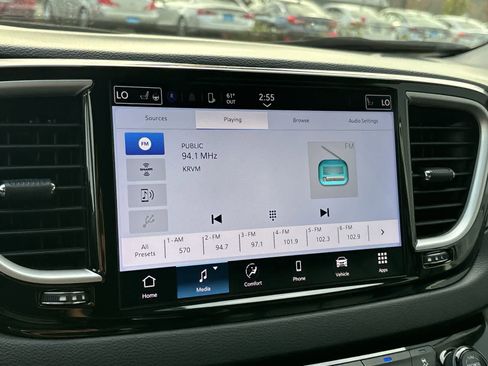 Certified 2024 Chrysler Pacifica Touring-L image 16