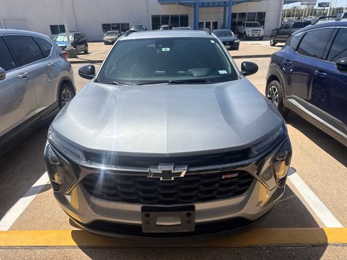 Used 2024 Chevrolet Trax RS w/ Sunroof Package FWD image 2