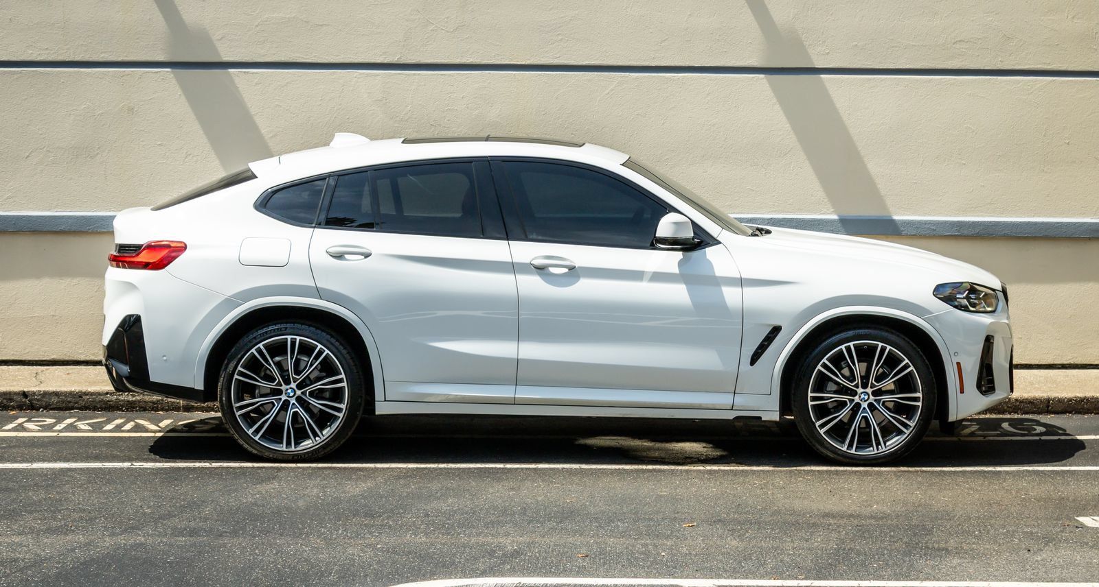 Used 2023 BMW X4 xDrive30i w/ M Sport Package AWD/4WD image 9