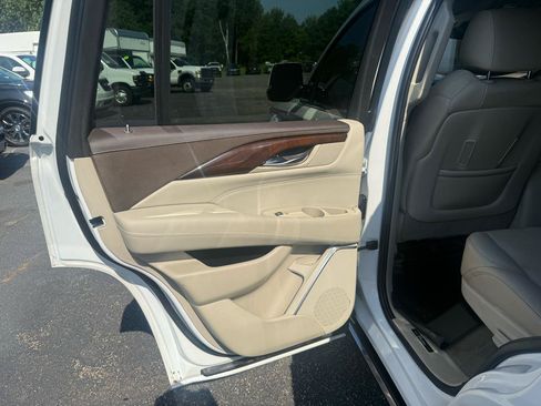 Used 2017 Cadillac Escalade Premium Luxury AWD/4WD image 25