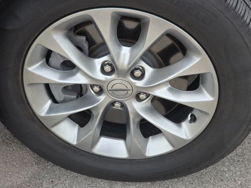 Used 2023 Chrysler Pacifica Touring-L AWD/4WD image 3