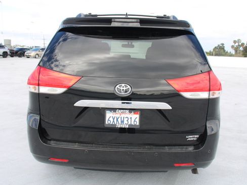 Used 2012 Toyota Sienna Limited w/ Premium Pkg image 4
