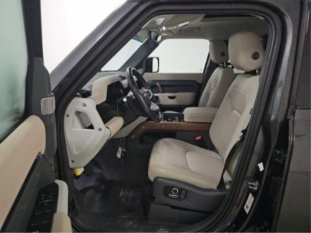 Used 2023 Land Rover Defender 130 SE AWD/4WD image 4