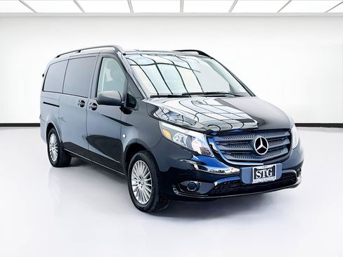 Used 2017 Mercedes-Benz Metris Passenger image 3