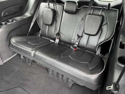 Used 2025 Chrysler Pacifica Limited FWD image 9