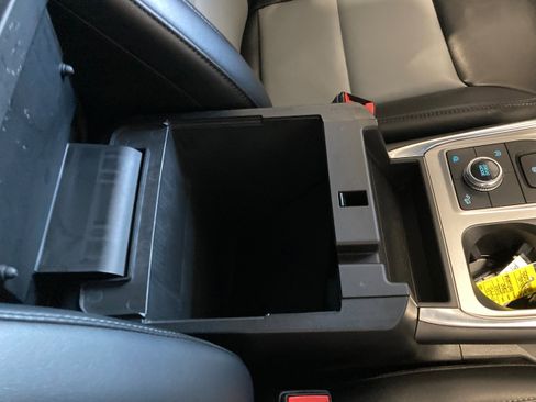 Used 2022 Ford Explorer XLT w/ Equipment Group 202A image 6