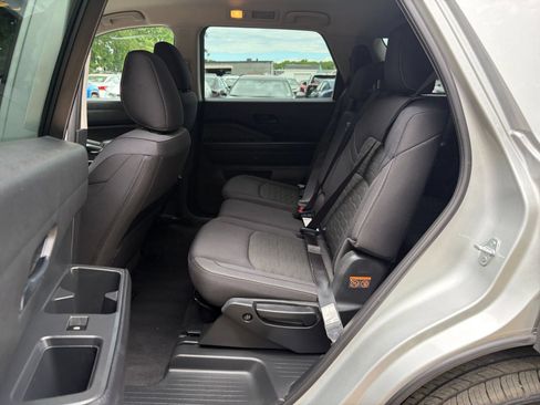 Used 2025 Nissan Pathfinder SV FWD image 20