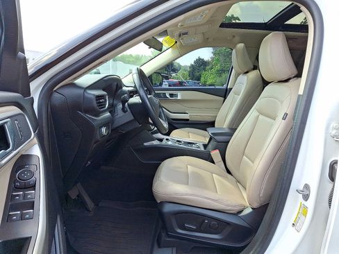 Used 2022 Ford Explorer XLT w/ Equipment Group 202A AWD/4WD image 13