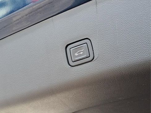 Used 2023 Chevrolet Traverse LT image 28