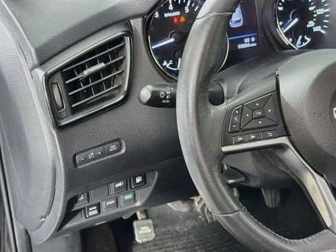 Used 2018 Nissan Rogue SV AWD/4WD image 17