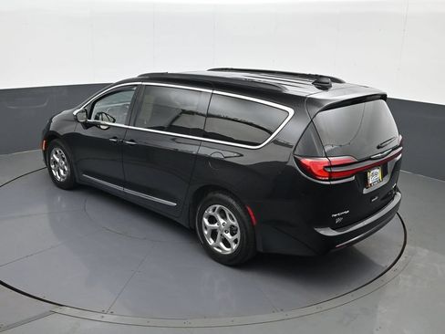 Used 2023 Chrysler Pacifica Limited FWD image 20