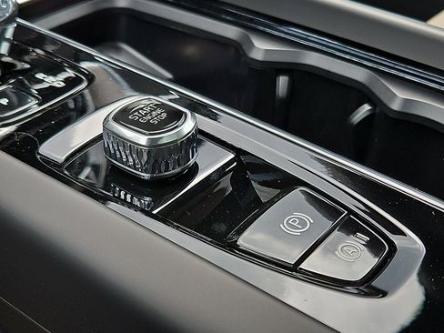 New 2026 Volvo XC60 B5 Plus w/ Protection Package Premier AWD/4WD image 19