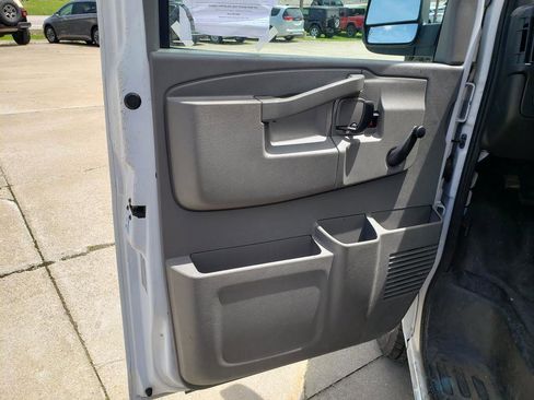 Used 2017 Chevrolet Express 3500 RWD image 15
