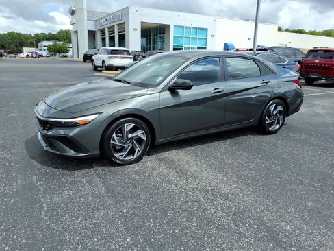 Used 2025 Hyundai Elantra Sport FWD image 3