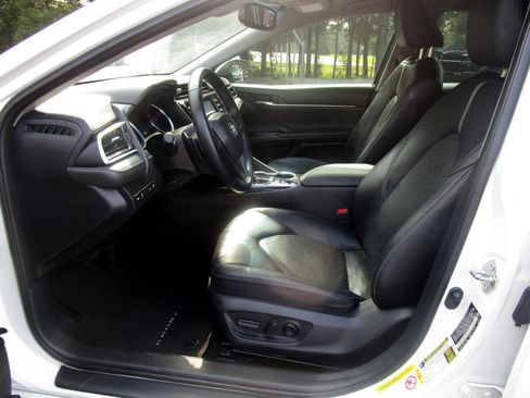 Used 2018 Toyota Camry XSE image 18