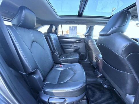 Used 2021 Toyota Highlander Platinum image 19