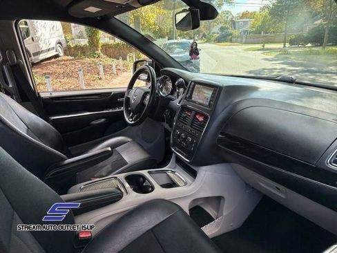 Used 2019 Dodge Grand Caravan SXT image 17
