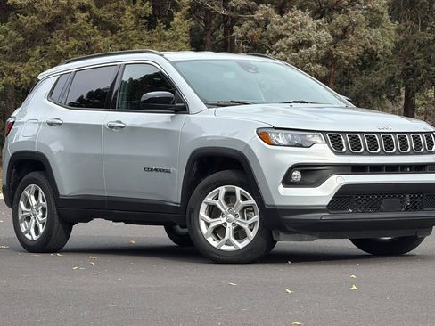 Used 2024 Jeep Compass Latitude image 2