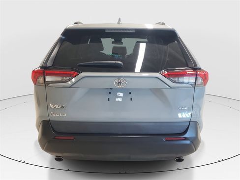Used 2021 Toyota RAV4 XLE Premium image 6