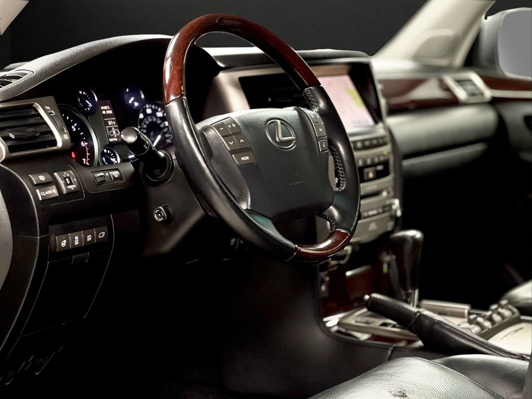 Used 2015 Lexus LX 570 4WD w/ Luxury Package image 17