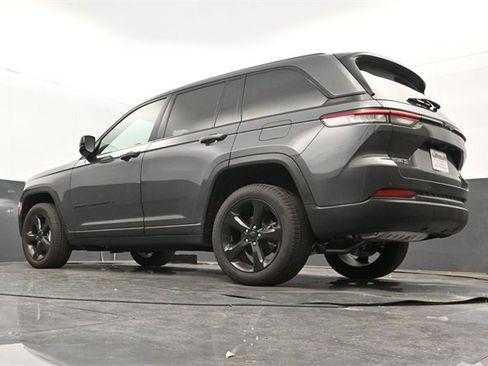 Used 2025 Jeep Grand Cherokee Limited w/ Black Appearance Package image 10