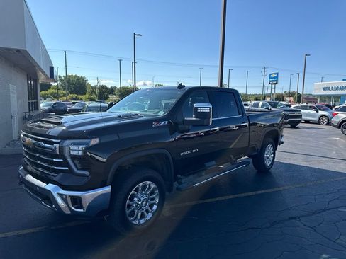 Used 2025 Chevrolet Silverado 2500 LTZ w/ LTZ Premium Package AWD/4WD image 5