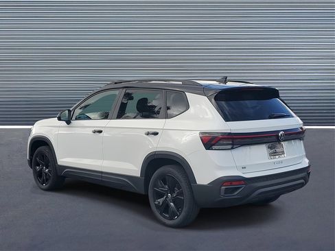 New 2026 Volkswagen Taos SE image 4