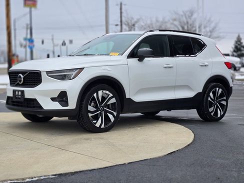 Used 2023 Volvo XC40 B5 Plus w/ Climate Package image 4
