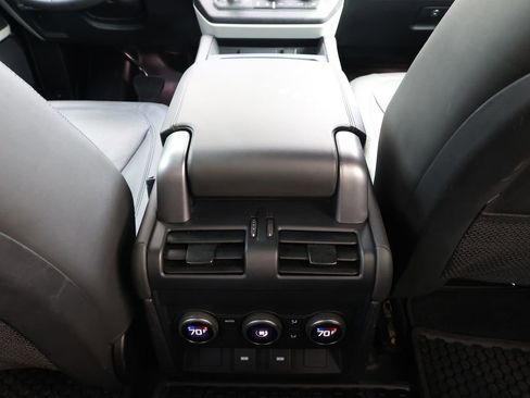 Used 2023 Land Rover Defender 90 SE image 27