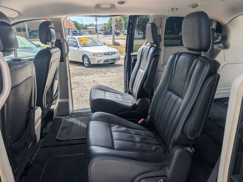 Used 2016 Chrysler Town & Country Touring image 10