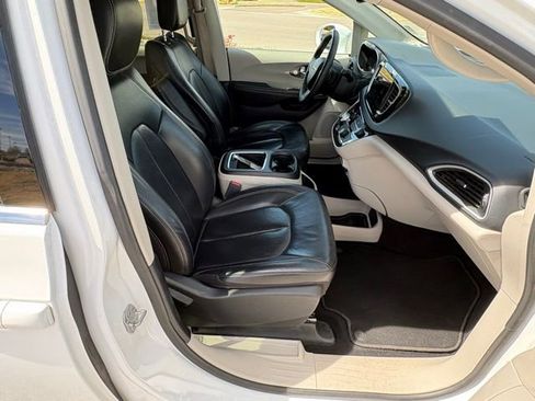 Used 2022 Chrysler Pacifica Touring-L image 29