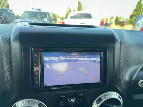 Used 2016 Jeep Wrangler Unlimited Rubicon w/ Connectivity Group AWD/4WD image 17