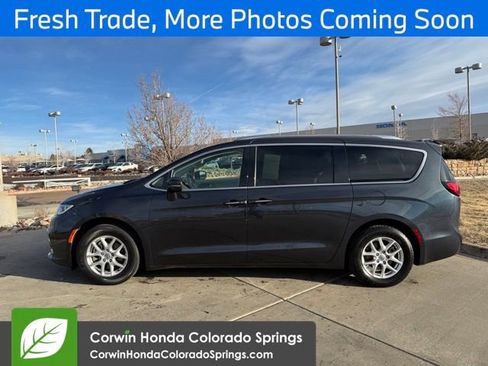 Used 2021 Chrysler Pacifica Touring-L image 4