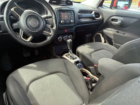 Used 2015 Jeep Renegade Latitude FWD image 32