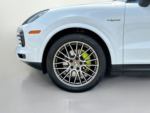 Certified 2023 Porsche Cayenne Platinum Edition AWD/4WD image 33